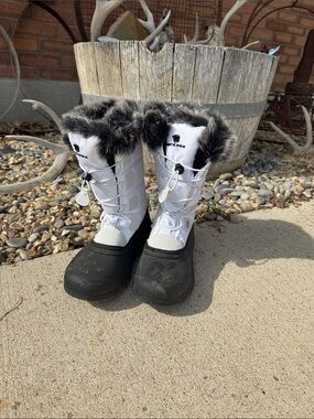 Artic Shield - Winter Faux Fur Lace-Up Snow Boots for Women in White and Black